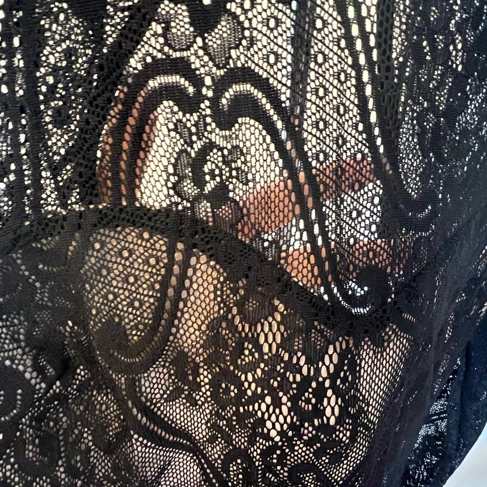 Black lace dress 
Large 
From Windsor - Picture 5 of 10